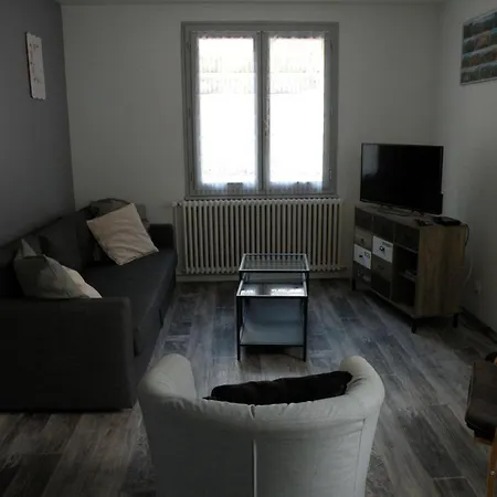 Coquelicot, Entre Volcans D Auvergne Et Sancy, Orcival. Apartment