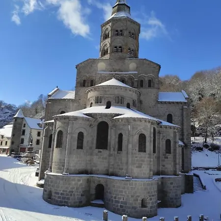 Coquelicot, Entre Volcans D Auvergne Et Sancy, Orcival. Apartment